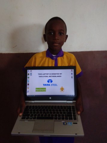 Tata Steel Nederland doneert laptops aan onze school in Ghana